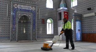 Menemen’deki Camilerde Ramazan Temizliği