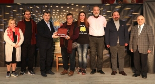 "Pembe Aslında Siyahtır"