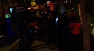 Ağaca çarpan otomobildeki karı koca yaralandı