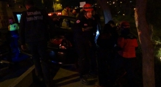 Ağaca çarpan otomobildeki karı koca yaralandı