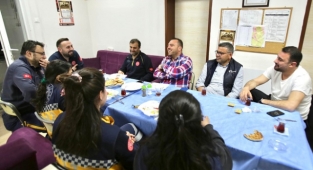 Ahmet Aydın Acil Servis çalışanları ile sahurda buluştu