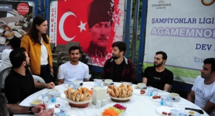 Başkan Çalkaya Üniversiteli Gençlerle iftarda buluştu