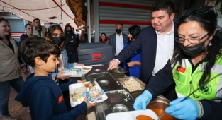 Başkan Kılıç vatandaşlara iftar yemeği dağıttı