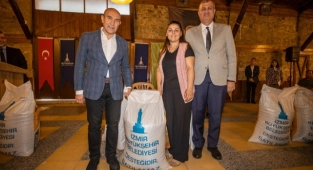 Başkan Soyer üreticiye yem desteğini sürdürüyor