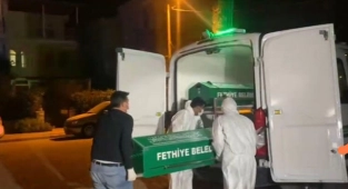 Bir kişi ev arkadaşını başına çekiçle vurarak öldürdü