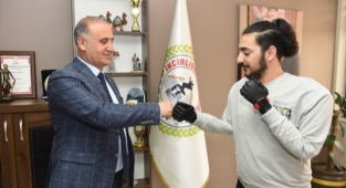 Biyonik kollarıyla hayata tutunan genç, belediyede işbaşı yaptı