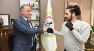 Biyonik kollarıyla hayata tutunan genç, belediyede işbaşı yaptı