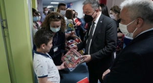 Ege’de tedavi gören miniklere 23 Nisan sürprizi