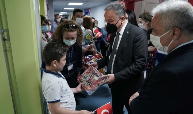 Ege’de tedavi gören miniklere 23 Nisan sürprizi