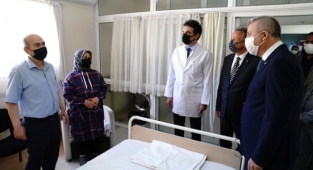 Göğüs boşluğundan 5 kilo ve 35 santimlik dev tümör çıkarıldı