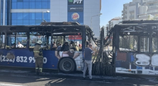 İzmir'de belediye otobüsü yandı