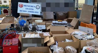İzmir'de kaçak tütün operasyonunda 3 kişi gözaltına alındı