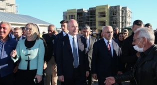 İzmir'deki TOKİ konutlarında incelemede bulundu