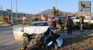 Kamyonet ile otomobilin çarpıştığı kazada 5 kişi yaralandı