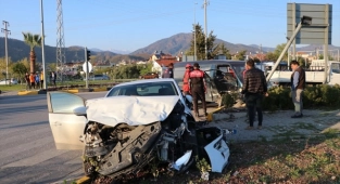 Kamyonet ile otomobilin çarpıştığı kazada 5 kişi yaralandı