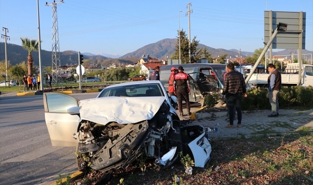 Kamyonet ile otomobilin çarpıştığı kazada 5 kişi yaralandı