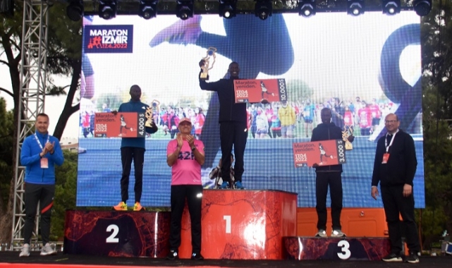 Maraton İzmir’de yeniden rekor