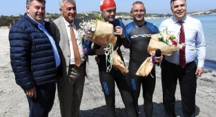 Otizmli sporcu Tuna Tunca, Sakız'dan Çeşme'ye yüzdü