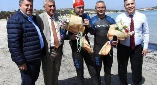 Otizmli sporcu Tuna Tunca, Sakız'dan Çeşme'ye yüzdü