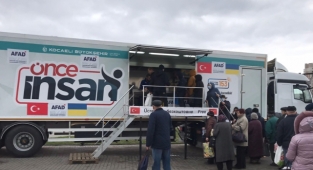 Ukrayna'ya 67 tır insani yardım malzemesi ve 1 mobil mutfak tırı gönderildi