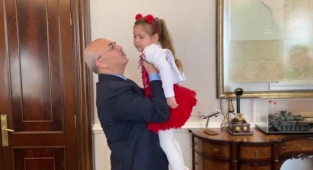 Vali Köşger,  Ayda Gezgin'in bayramını kutladı