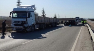 Yol kenarındaki iki araca çarpan kamyonun sürücüsü öldü
