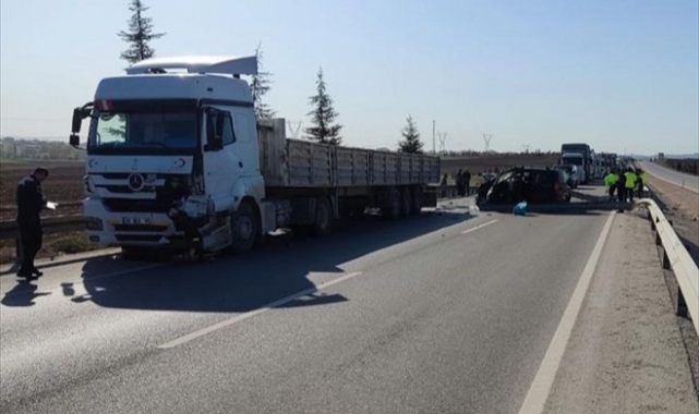Yol kenarındaki iki araca çarpan kamyonun sürücüsü öldü