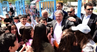 Başkan İduğ işçilerle el ele