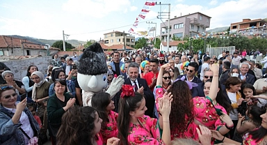 Bayraklı ‘baharı’ coşkuyla karşıladı