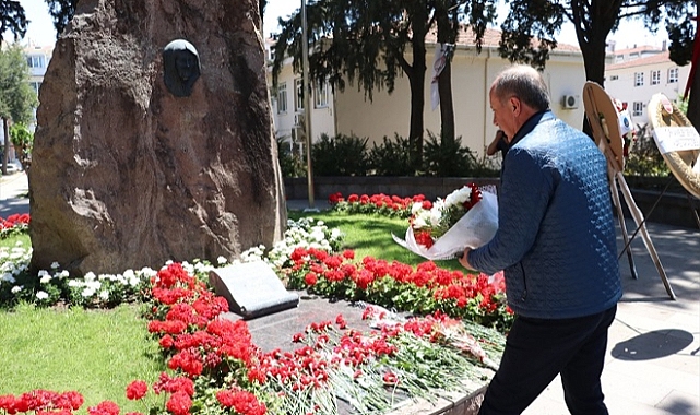 İnce, Zübeyde Hanım&#039;ın anıt mezarını ziyaret etti