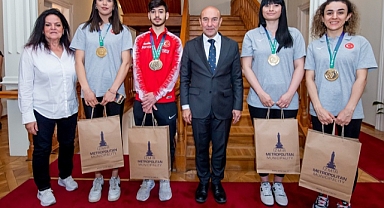İşitme engelli olimpiyat şampiyonları Başkan Soyer’i ziyaret etti