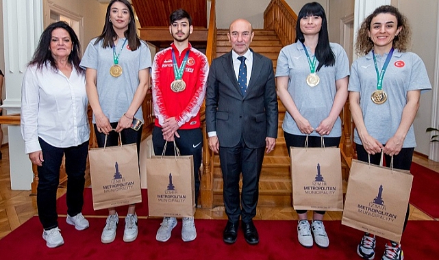 İşitme engelli olimpiyat şampiyonları Başkan Soyer’i ziyaret etti