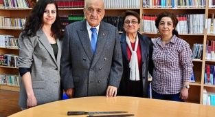 İzmirliler 100. Yıl Anı Evi için sandıkları açtı