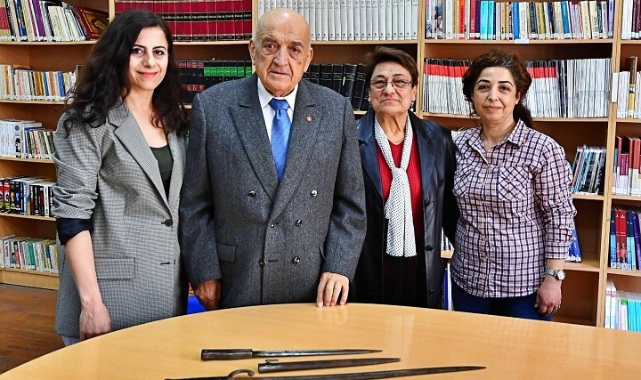 İzmirliler 100. Yıl Anı Evi için sandıkları açtı