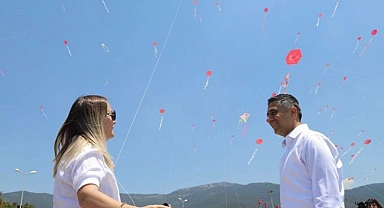 Menderes’te gökyüzü uçurtmalarla renklendi