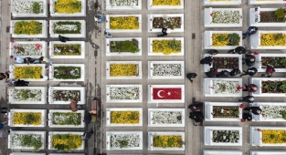 Şehitliklerde hüzünlü bayramlaşma