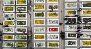 Şehitliklerde hüzünlü bayramlaşma