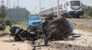 Tren ile traktör çarpıştı: 1 ölü