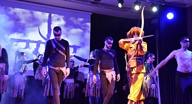 Umay Asena’lar Gösterisi Ayakta Alkışlandı