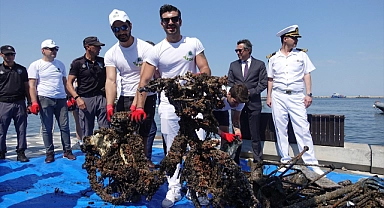 "Atıksız körfez" için İzmir Körfezi'nde deniz temizliği yapıldı