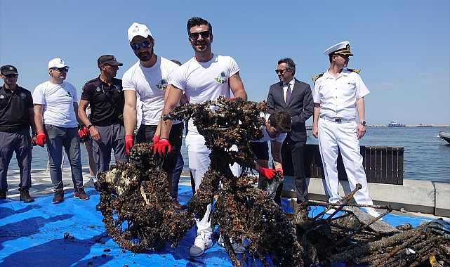 "Atıksız körfez" için İzmir Körfezi'nde deniz temizliği yapıldı