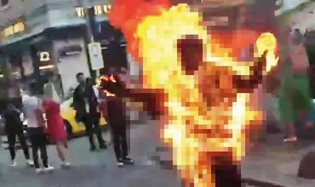 Galata’da kendini yakan kişiyi söndüren esnaf: “İlk başta illüzyon gösterisi sandım”