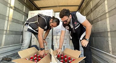 Kamyon kasasında 8 bin şişe kaçak içki ele geçirildi