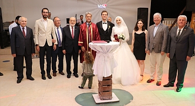 Karamollaoğlu, İzmir'de nikah şahitliği yaptı