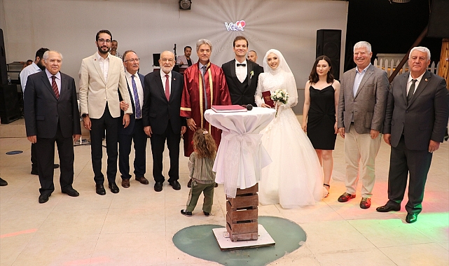 Karamollaoğlu, İzmir'de nikah şahitliği yaptı