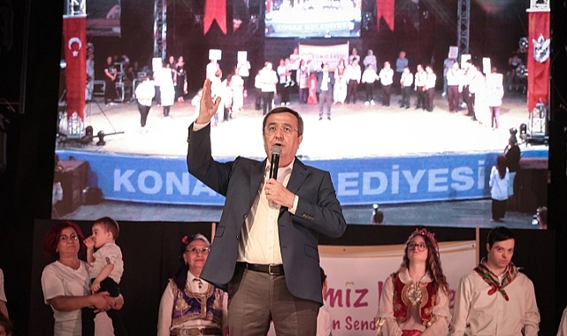 Konak’ta 300 halk dansçısı Şenlikte sahne aldı