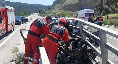 Muğla'da köprü bariyerine çarpan otomobildeki 3 kişi yaralandı