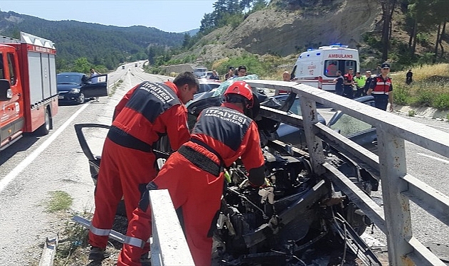 Muğla'da köprü bariyerine çarpan otomobildeki 3 kişi yaralandı