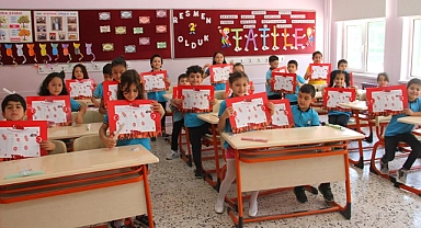 Öğrenciler  karnesini alarak yaz tatiline girdi