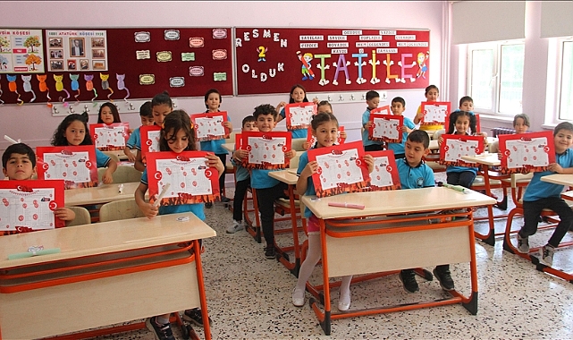 Öğrenciler  karnesini alarak yaz tatiline girdi